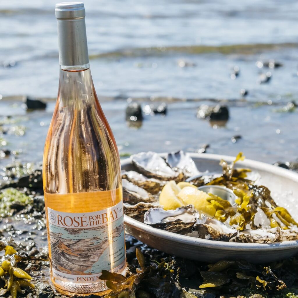 Vers geopende Zeeuwse oesters geserveerd met een fles rosé - De perfecte afsluiting na oester plukken Zeeland